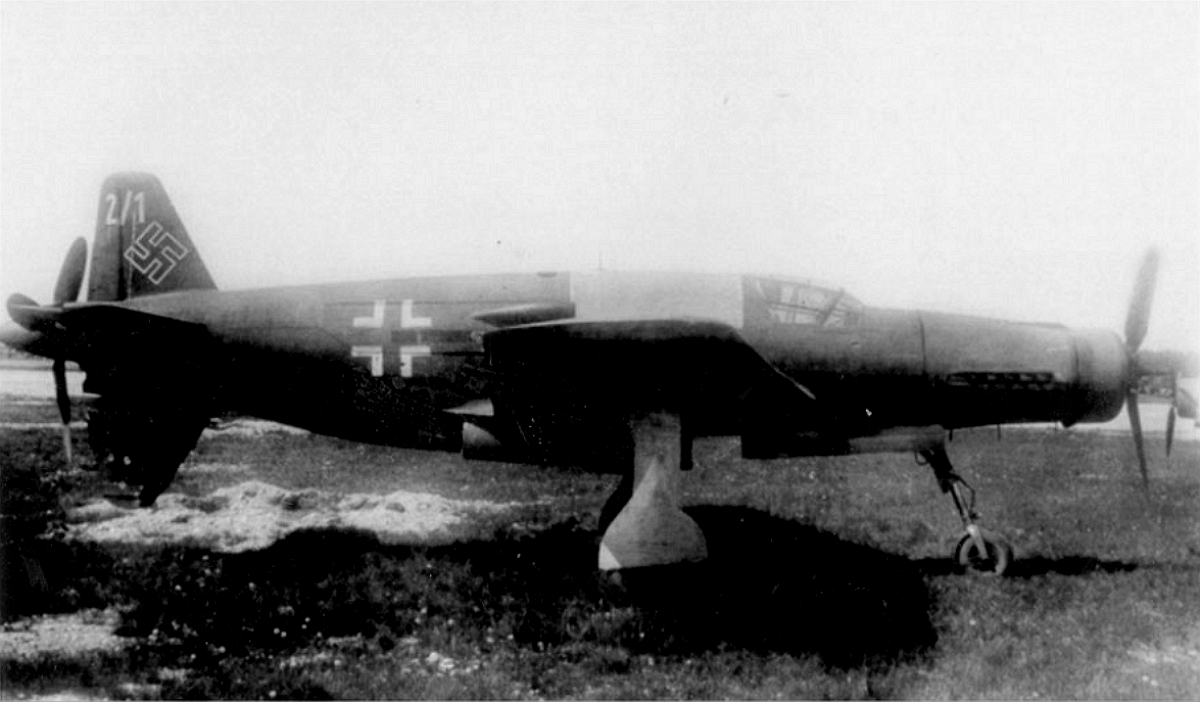 Do335-A1-WrkN240162-with-Tail-Code-(2-1)-with-Unpainted-Fuel-Tank-Access-Panel-Behind-Cockpit-Captured-By-USA-At-Oberfaffenhofen-Bavaria-Germany-May-1945-5a.jpg (384K)