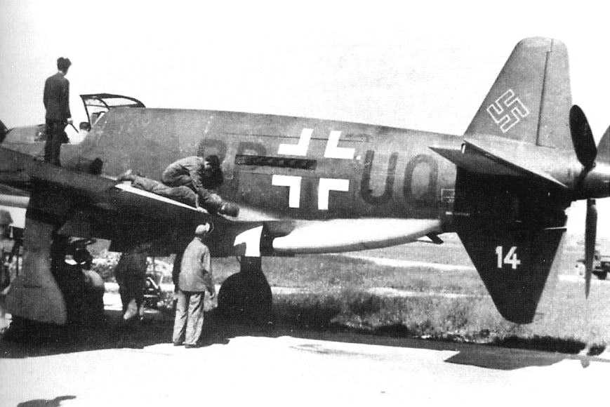 Do335-V14-B2-Prototype-(RP+UQ)-WrkN230014-(M14)-White14-On-Tail-Fin-&-Armored-Wind-Screen-Sent-to-France-For-Testing-&-Crashed-&-Was-Repaired-&-Flew-Again-2-47-&-Later-After-22-Sorties-&-2nd-Crash-12-3-48-Scrapped-In-France_03f-s.jpg (80K)
