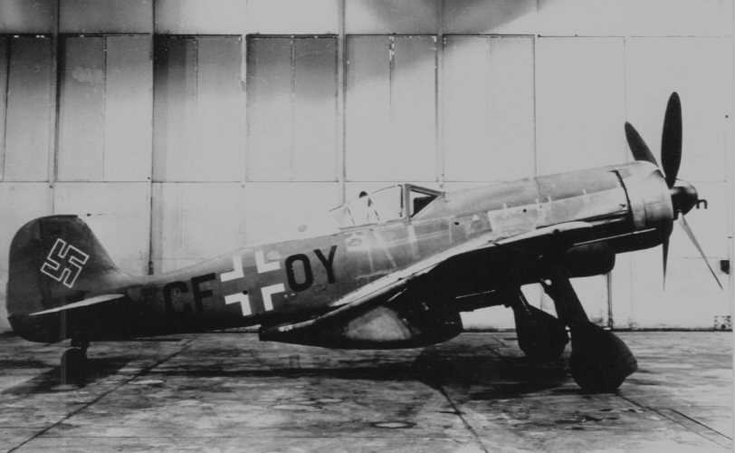 FW190-V18U1-C0-Prototype-(CF+OY)-WrkN0040-Later-Ta152H-V4-(GH+KO)-WrkN0040-with-DB603A1-Engine-&-4-Blade-Prop-&-Fuselage-TK11-Turbocharger+Air-Scoop-&-FuG7A-&-FuG25A-Radars-At-Langenhagen-AF-11km-North-of-Hannover-Germany-17969_1f-s.jpg (58K)