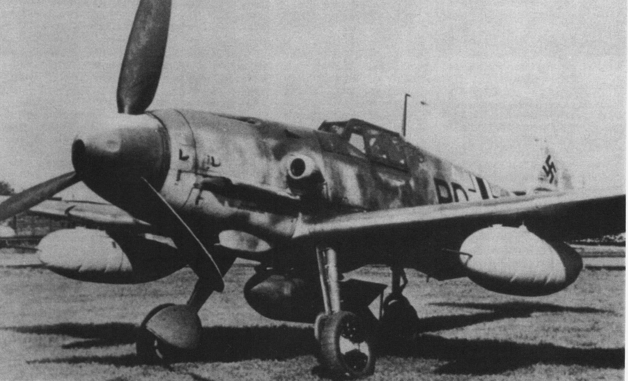 Me109G2R1-(BD+GC)-WrkN14008-Prototype-Test-Vehicle-At-Skoda-Works-For-Jettisonable-Wheel-For-Ground-Clearance-For-SC500-500Kg-Bomb-&-Two-300-Liter-Underwing-Fuel-Tanks-(Same-On-Ju87)-Prague-Czechoslovakia-1943-105cf+s.jpg (298K)