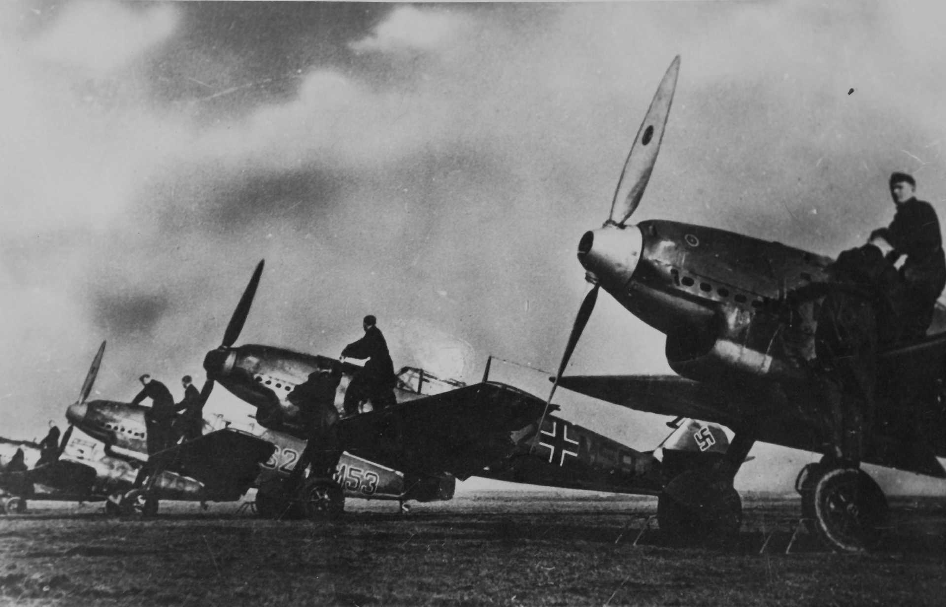Me109-B2-Jagdfliegerschule1-(JFS1)-of-Luftreiskommando-II-Erg(S)1-(S2+M58)-&-(S2+M53)-&-(S2+M78)-&-Others-with-VDM-Variable-Pitch-Propeller-LineUp-Staged-Photo-At-Werneuchen-Germany-Early-1939-327df+s.jpg (142K)