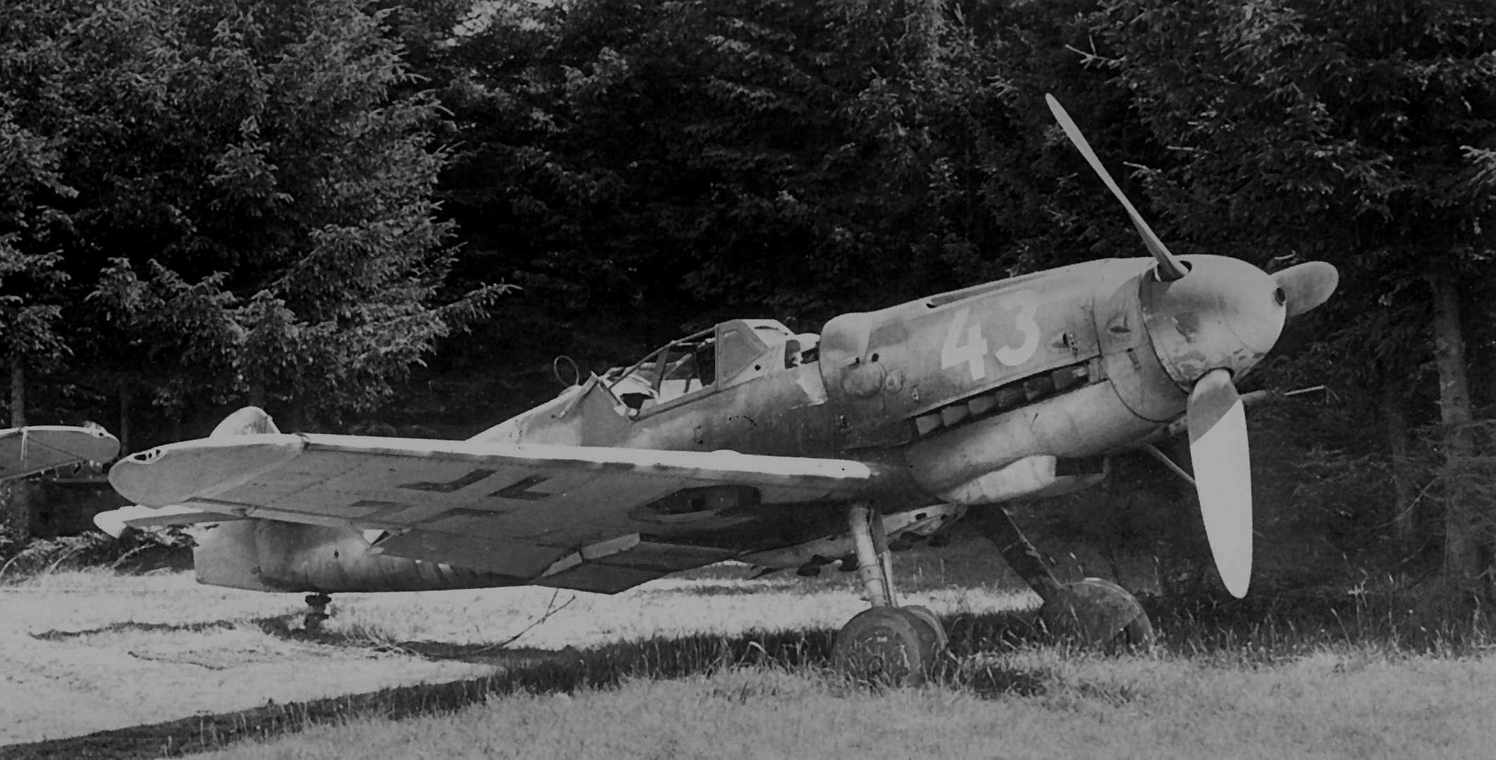 Me109-G14R1-White43-WrkN463147-with-Erla-Haube-Canopy-&-T4-Type-Rudder-Defense-of-the-Reich-At-Lechfeld-Germany-May-1945-20-add3f-s.jpg (211K)