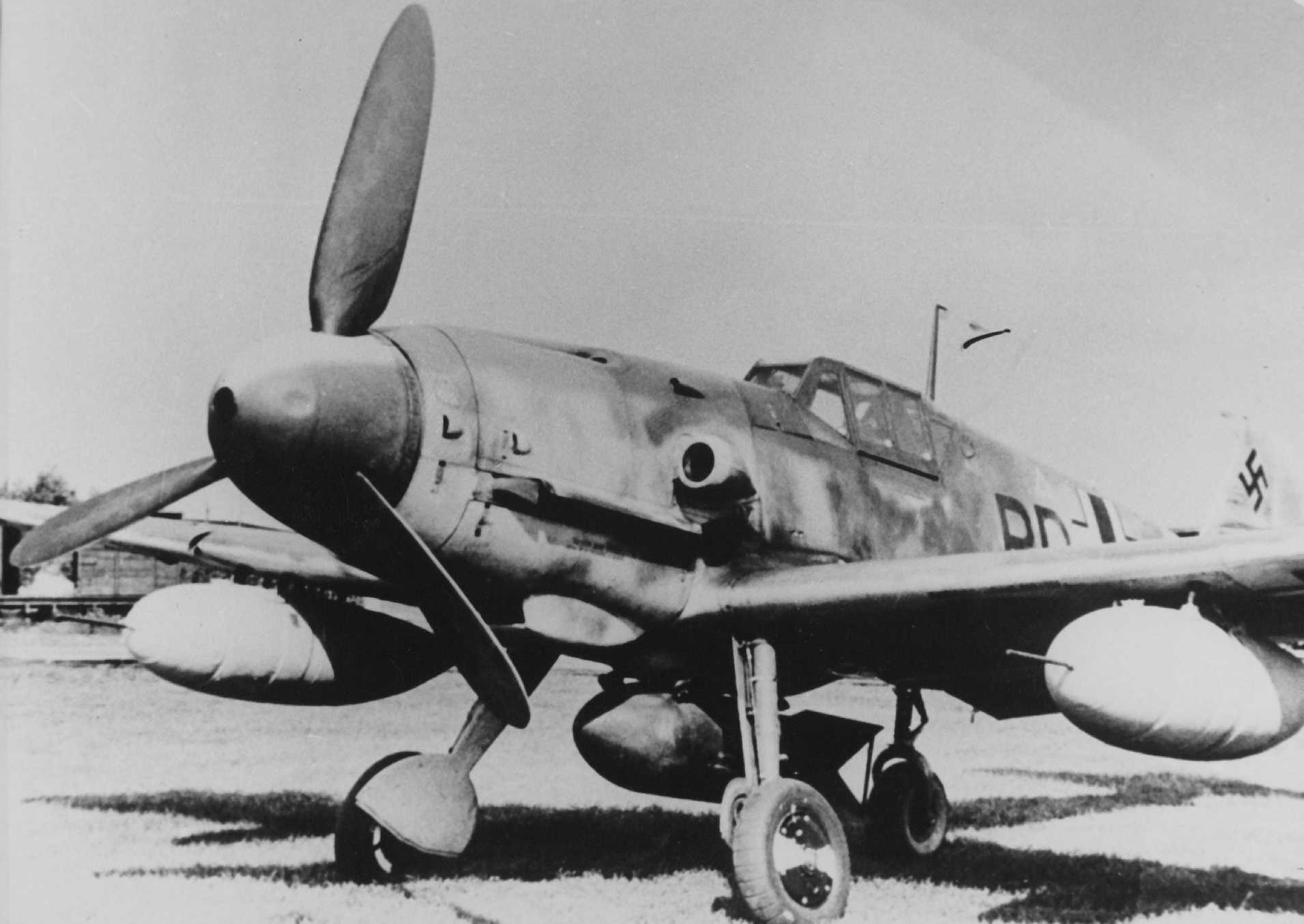Me109G2R1-(BD+GC)-WrkN14008-Prototype-Test-Vehicle-At-Skoda-Works-For-Jettisonable-Wheel-For-Ground-Clearance-For-SC500-500Kg-Bomb-&-Two-300-Liter-Underwing-Fuel-Tanks-(Same-On-Ju87)-Prague-Czechoslovakia-1943-105bf+s.jpg (147K)