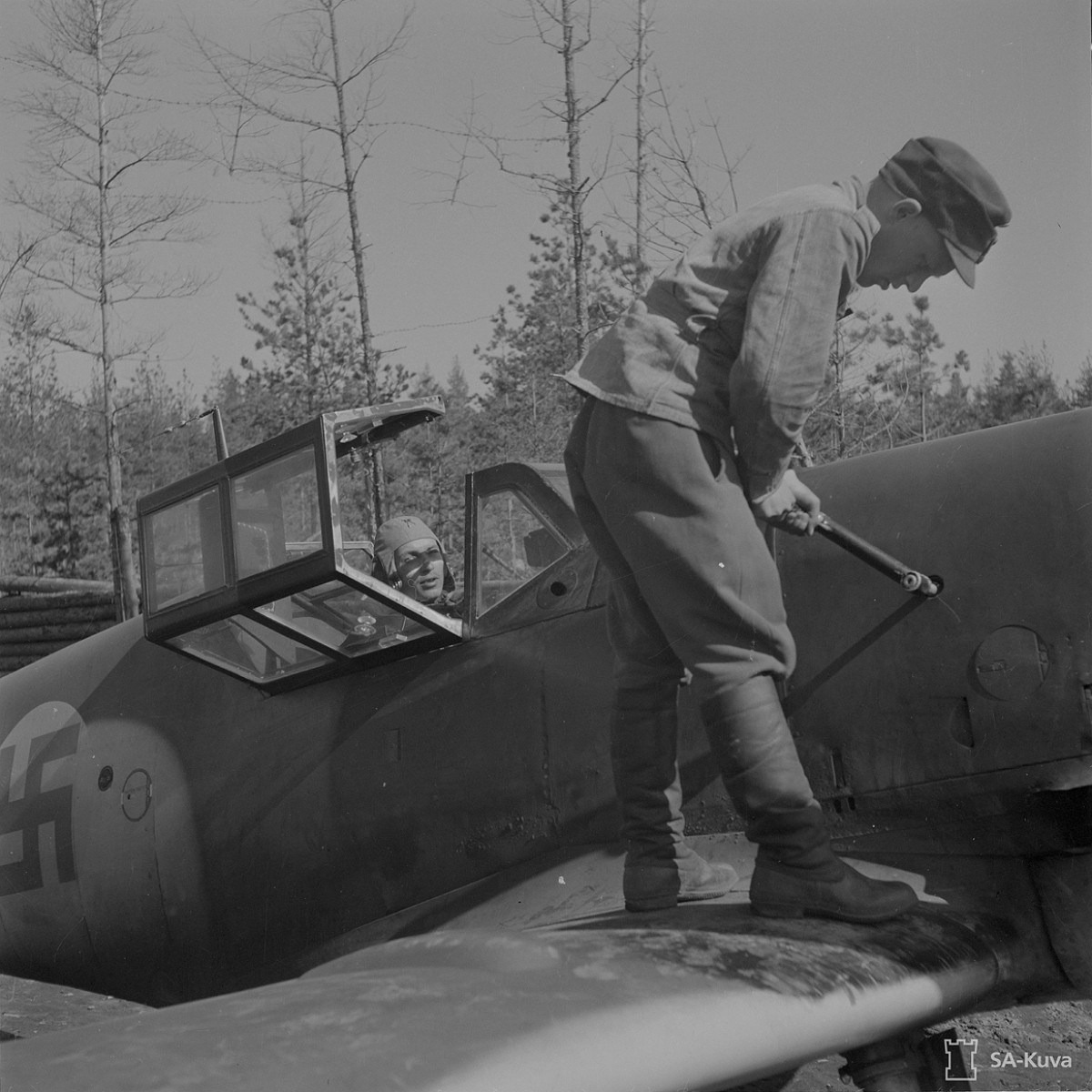 Me109-G2R1Trop-FAF-LeR3-2.HLeLv24-MT221-ex-6.JG53-WrkN10522-Yellow9-Pilot-Lt.-Jorma-'Jotte'-Kalevi-Saarinen-Watches-Mech.-Lauri-Kitinoja-Crank-DB605A1-Inertial-Starter-At-Suulajarvi-Airfield-Finland-5-12-44-SA-Kuva-150302-27df+s.jpg (749K)