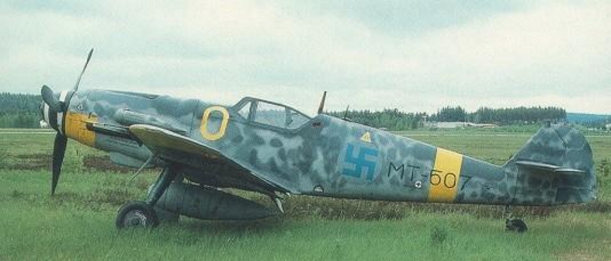 Me109-G6y-FAF-LeR3-1.HLeLv24-MT507-(VO+GI)-WrkN167271-Yellow0-with-Sand-Filter-&-Yellow-Fuselage-Band-&-Lower-Half-Nose-Band-&-Lower-Wingtips-&-Dark-Blue-Spiral-On-White-Spinner-In-Finland-1945-01af+s.jpg (349K)