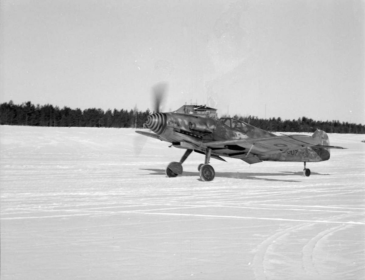 Me109-G6y-FAF-LeR3-1.HLeLv31-MT507-(VO+GI)-WrkN167271-Yellow0-Painted-Over-&-Yellow4-On-Tail-with-Sand-Filter-&-with-Yellow-Lower-Half-Nose-Band-&-Yellow-Fuselage-Band-&-Thin-Dark-Blue-Spiral-On-White-Spinner-In-Finland-1950s_64bf+s.jpg (434K)