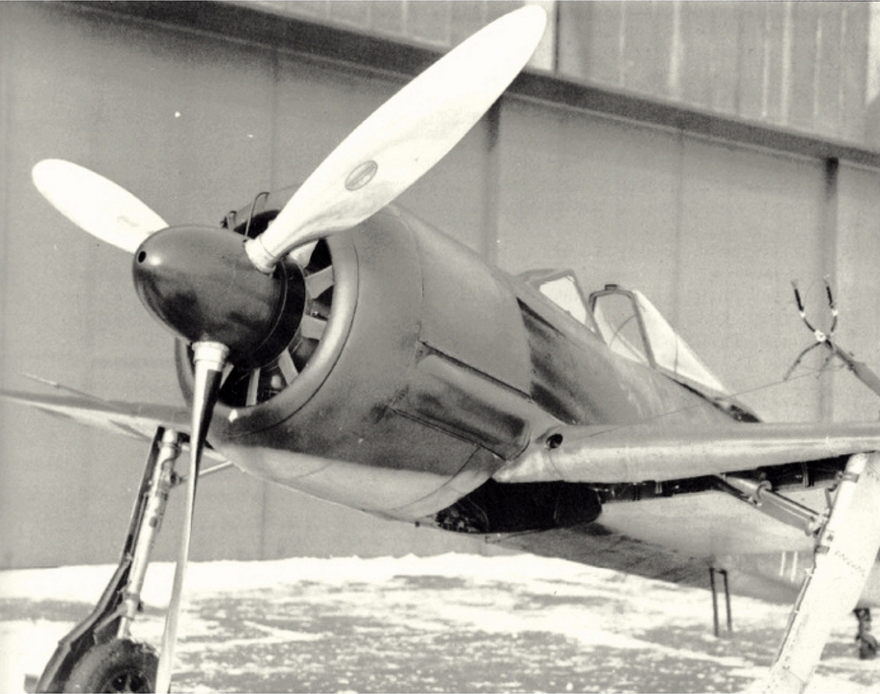FW190-V1-Prototype-(D-OPZE)-WrkN0001-1st-Flight-June-1-1939-&-with-New-Nose-As-(FO+LY)-with-Standard-Spinner-&-VDM-3-Blade-Propeller-&-10-Blade-Engine-Cooling-Fan-&-Performance-Probe-On-Left-Wing-January-1940-13c+.jpg (737K)