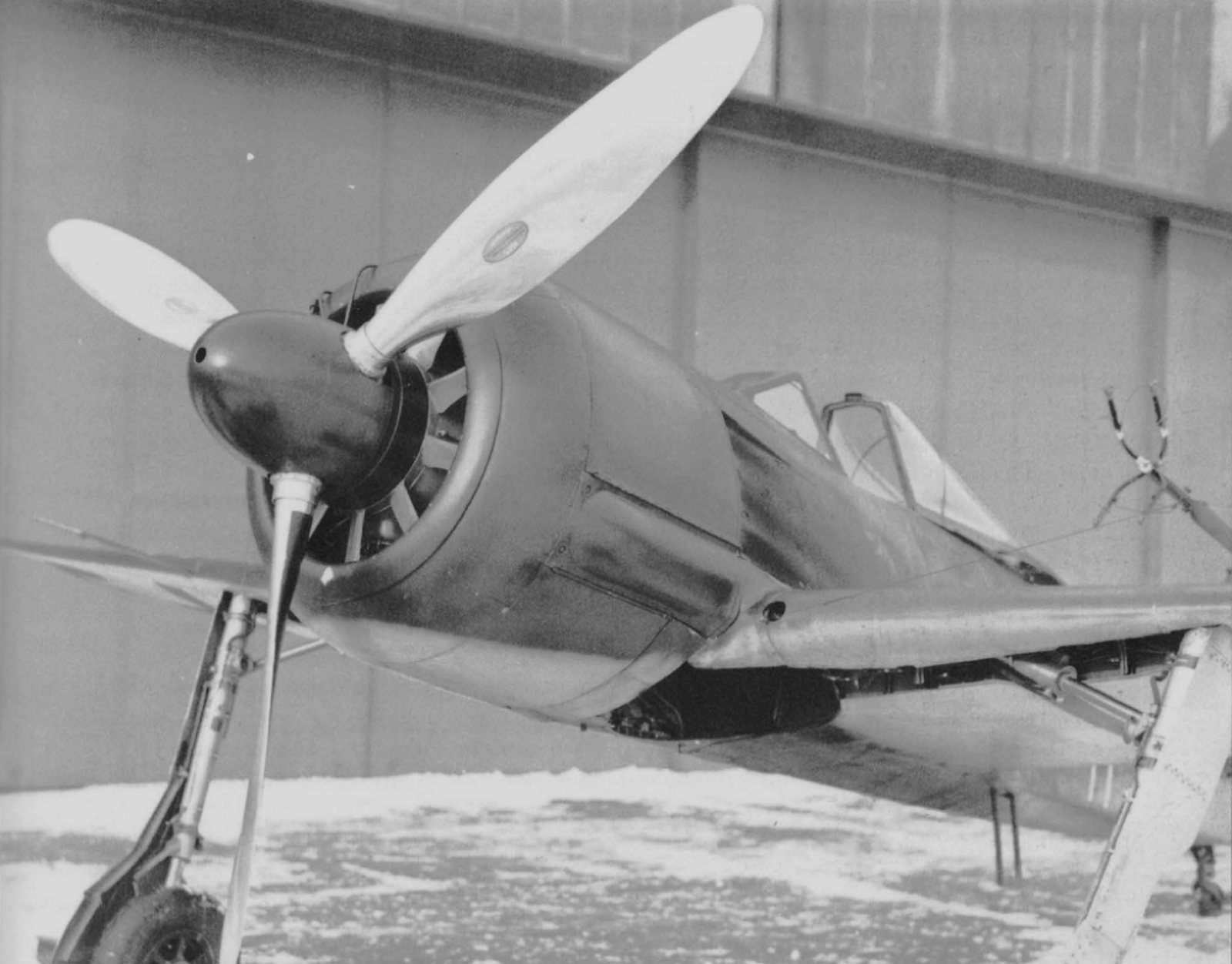 FW190-V1-Prototype-(D-OPZE)-WrkN0001-1st-Flight-June-1-1939-&-with-New-Nose-As-(FO+LY)-with-Standard-Spinner-&-VDM-3-Blade-Propeller-&-10-Blade-Engine-Cooling-Fan-&-Performance-Probe-On-Left-Wing-January-1940-13d+.jpg (821K)