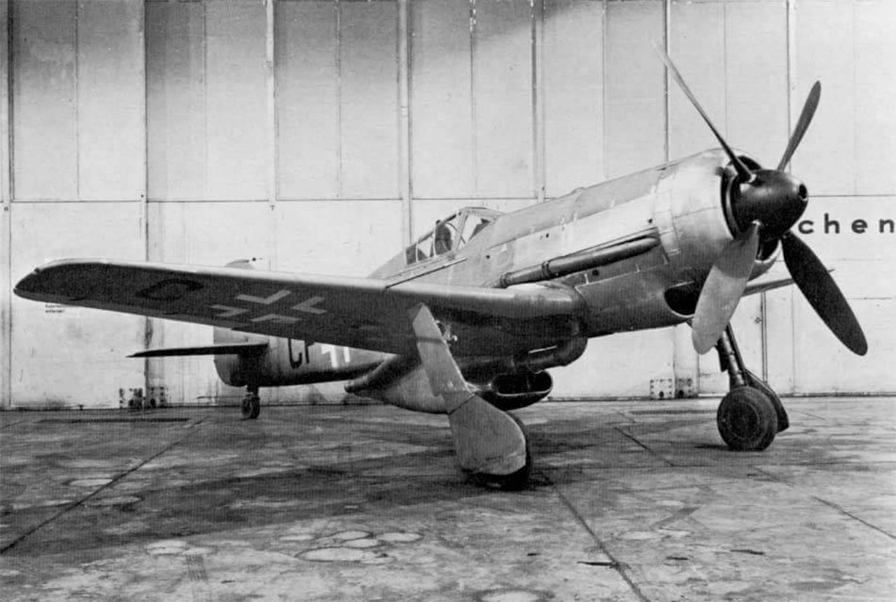 FW190-V18U1-C0-Prototype-(CF+OY)-WrkN0040-with-DB603A1-Engine-&-4-Blade-Prop-&-Fuselage-TK11-Turbocharger+Air-Scoop-&-FuG7A-&-FuG25A-Radars-At-Langenhagen-AF-11km-North-of-Hannover-Germany-Later-Becomes-Ta152H-V4-(GH+KO)-WrkN0040-2b.jpg (534K)