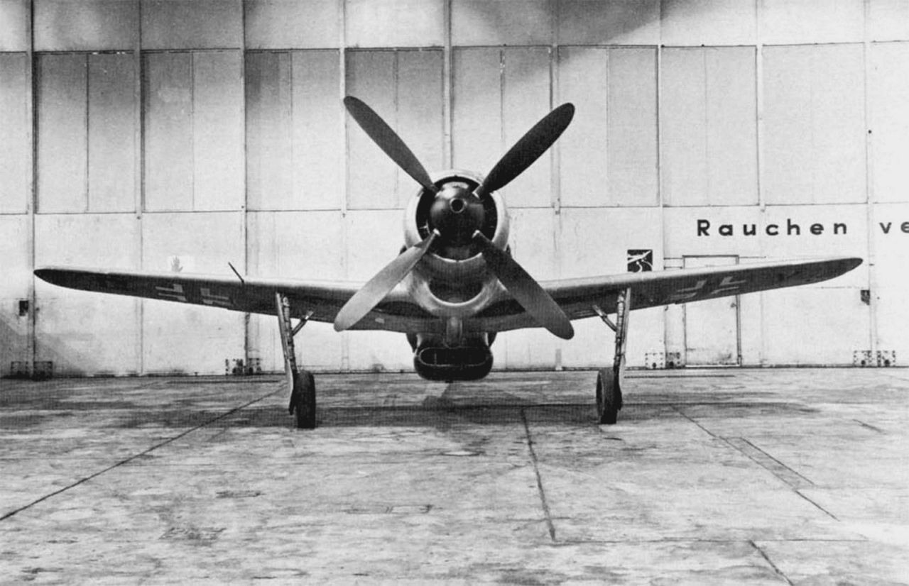 FW190-V18U1-C0-Prototype-(CF+OY)-WrkN0040-with-DB603A1-Engine-&-4-Blade-Prop-&-Fuselage-TK11-Turbocharger+Air-Scoop-&-FuG7A-&-FuG25A-Radars-At-Langenhagen-AF-11km-North-of-Hannover-Germany-Later-Becomes-Ta152H-V4-(GH+KO)-WrkN0040-3b.jpg (538K)