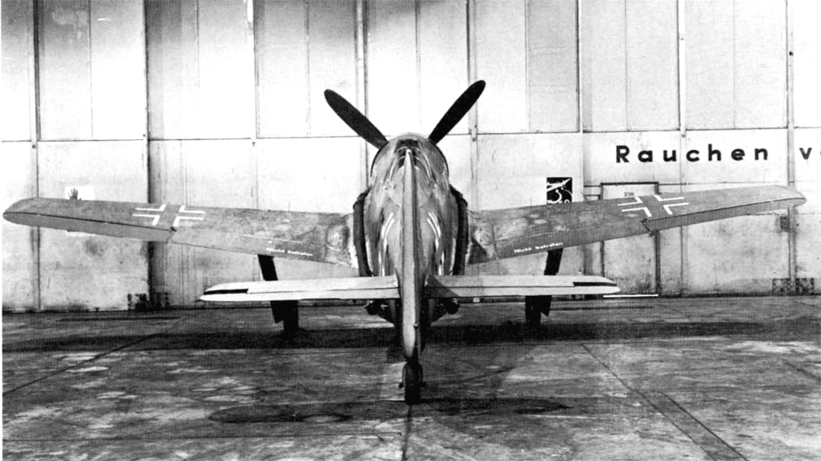 FW190-V18U1-C0-Prototype-(CF+OY)-WrkN0040-with-DB603A1-Engine-&-4-Blade-Prop-&-Fuselage-TK11-Turbocharger+Air-Scoop-&-FuG7A-&-FuG25A-Radars-At-Langenhagen-AF-11km-North-of-Hannover-Germany-Later-Becomes-Ta152H-V4-(GH+KO)-WrkN0040-4b.jpg (710K)