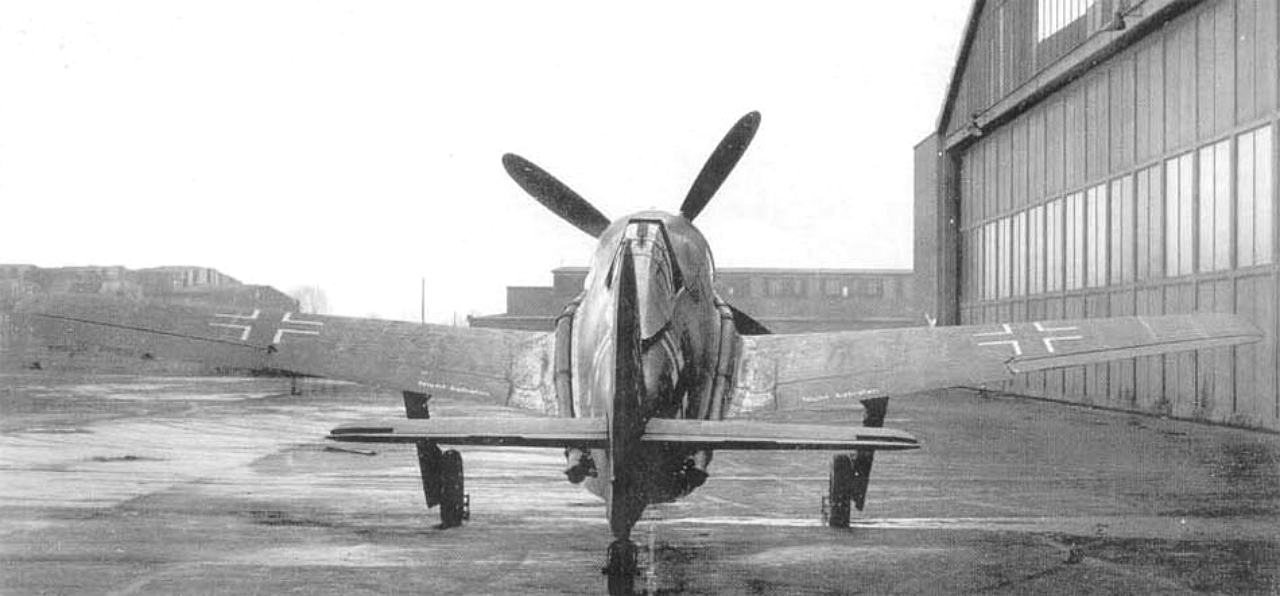 FW190-V18U1-C0-Prototype-(CF+OY)-WrkN0040-with-DB603A1-Engine-&-4-Blade-Prop-&-Fuselage-TK11-Turbocharger+Air-Scoop-&-FuG7A-&-FuG25A-Radars-At-Langenhagen-AF-11km-North-of-Hannover-Germany-Later-Becomes-Ta152H-V4-(GH+KO)-WrkN0040-6a.jpg (311K)