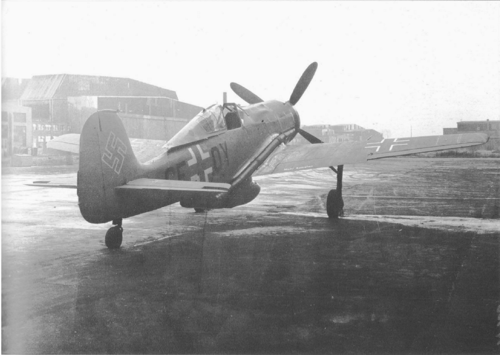 FW190-V18U1-C0-Prototype-(CF+OY)-WrkN0040-with-DB603A1-Engine-&-4-Blade-Prop-&-Fuselage-TK11-Turbocharger+Air-Scoop-&-FuG7A-&-FuG25A-Radars-At-Langenhagen-AF-11km-North-of-Hannover-Germany-Later-Becomes-Ta152H-V4-(GH+KO)-WrkN0040-8b.jpg (656K)