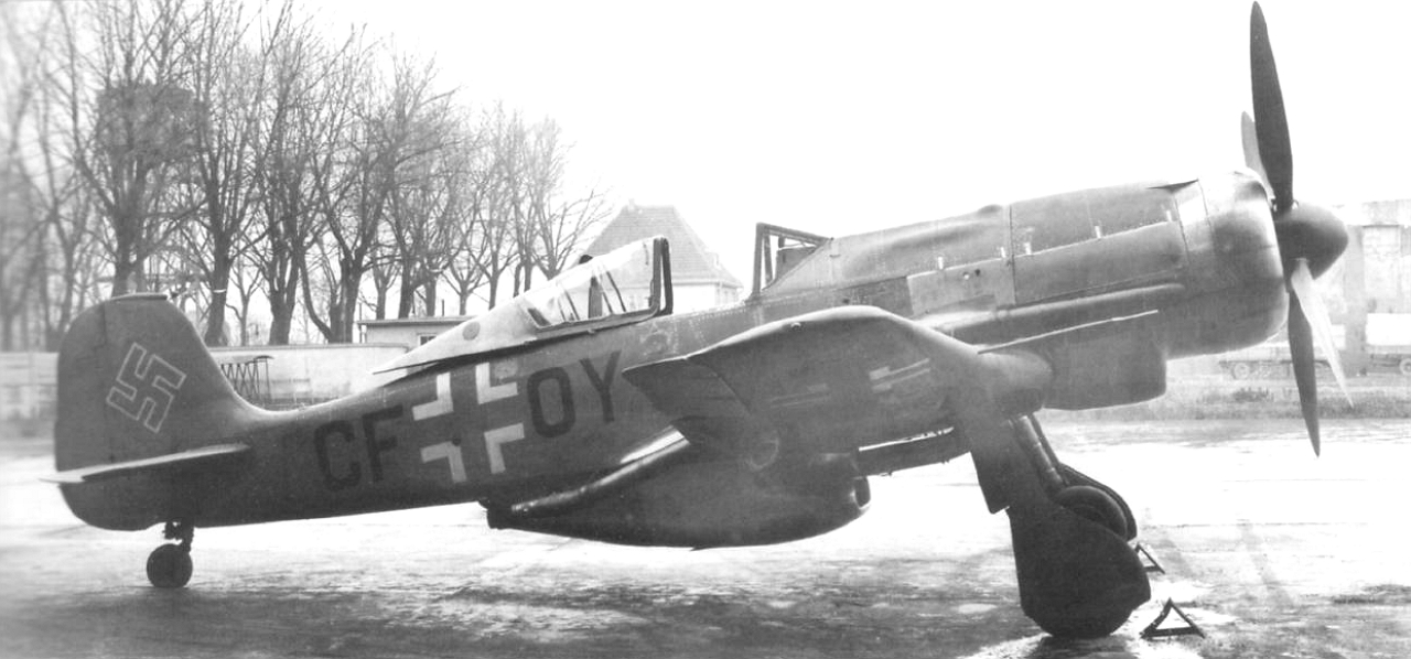 FW190-V18U1-C0-Prototype-(CF+OY)-WrkN0040-with-DB603A1-Engine-&-4-Blade-Prop-&-Fuselage-TK11-Turbocharger+Air-Scoop-&-FuG7A-&-FuG25A-Radars-At-Langenhagen-AF-11km-North-of-Hannover-Germany-Later-Ta152H-V4-(GH+KO)-WrkN0040-17967-7a.jpg (348K)