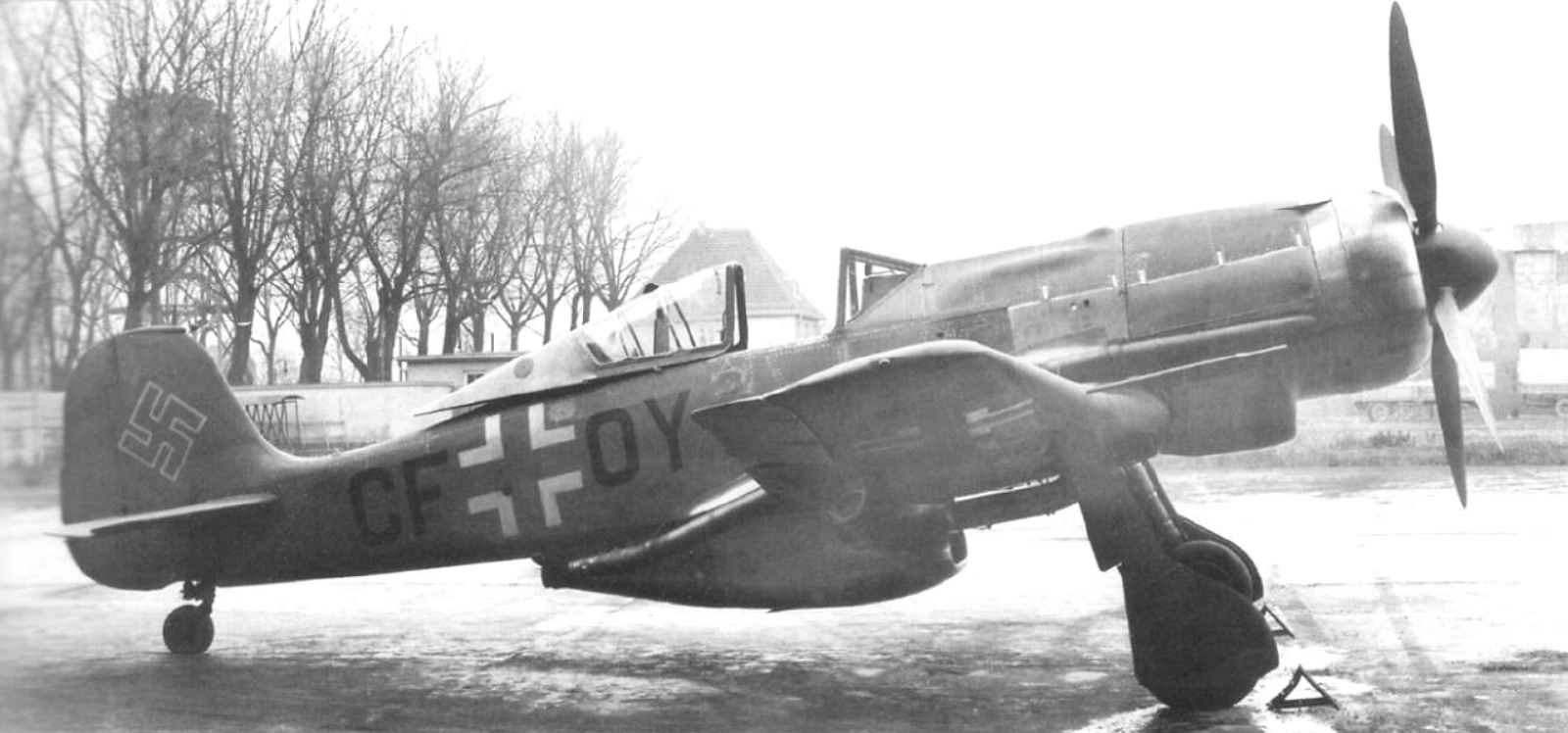 FW190-V18U1-C0-Prototype-(CF+OY)-WrkN0040-with-DB603A1-Engine-&-4-Blade-Prop-&-Fuselage-TK11-Turbocharger+Air-Scoop-&-FuG7A-&-FuG25A-Radars-At-Langenhagen-AF-11km-North-of-Hannover-Germany-Later-Ta152H-V4-(GH+KO)-WrkN0040-17967-7b.jpg (483K)