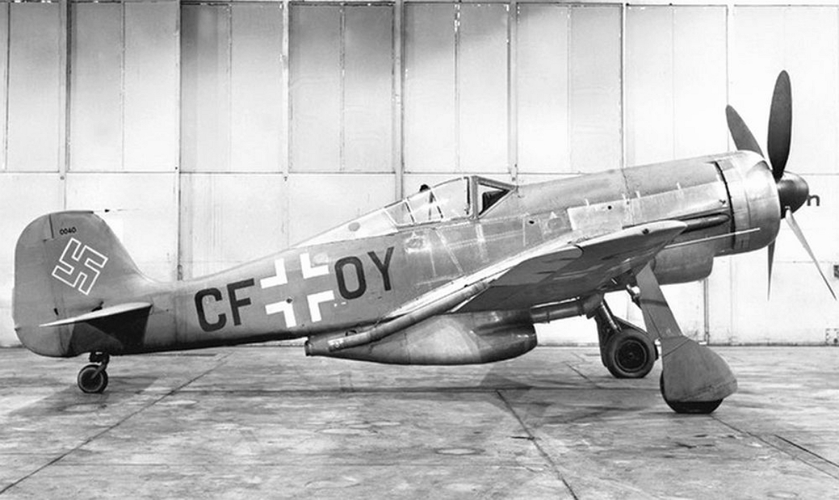 FW190-V18U1-C0-Prototype-(CF+OY)-WrkN0040-with-DB603A1-Engine-&-4-Blade-Prop-&-Fuselage-TK11-Turbocharger+Air-Scoop-&-FuG7A-&-FuG25A-Radars-At-Langenhagen-AF-11km-North-of-Hannover-Germany-Later-Ta152H-V4-(GH+KO)-WrkN0040-17969_1d+.jpg (419K)