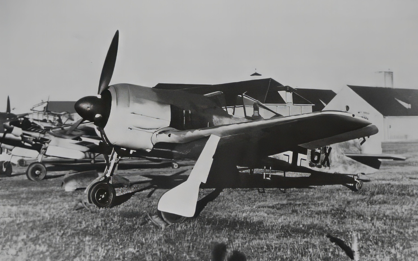 FW190A3-(CN+GX)-WrkN135390-Or-(DF+GX)-WrkN130524-Later-14.(Jabo)JG5-Black7-Or-(KI+GX)-WrkN132219-Later-3.JG5-Yellow2-&-Then-Later-14.(Jabo)JG5-Black3-At-Munich-Riem-Main-Airport-1942-6d+.jpg (259K)