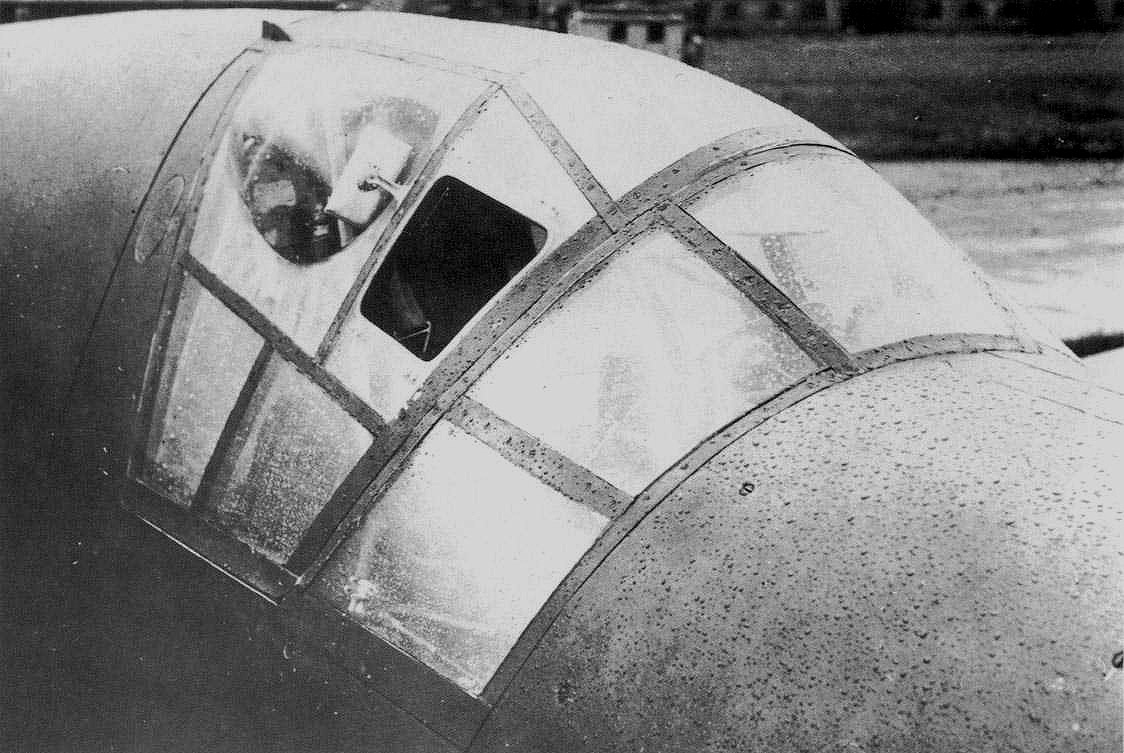 Do335-V3-A4-Prototype-1.Versuchsverband.ObdL-(1.Versuchsband.OKL-After-July-1944)-(CP+UC)-vkz-(T9+ZH)-WrkN230003-with-DB603G0-Engines-Cockpit-Canopy-with-Rear-View-Mirrors-In-Side-Blisters-77+.jpg (178K)