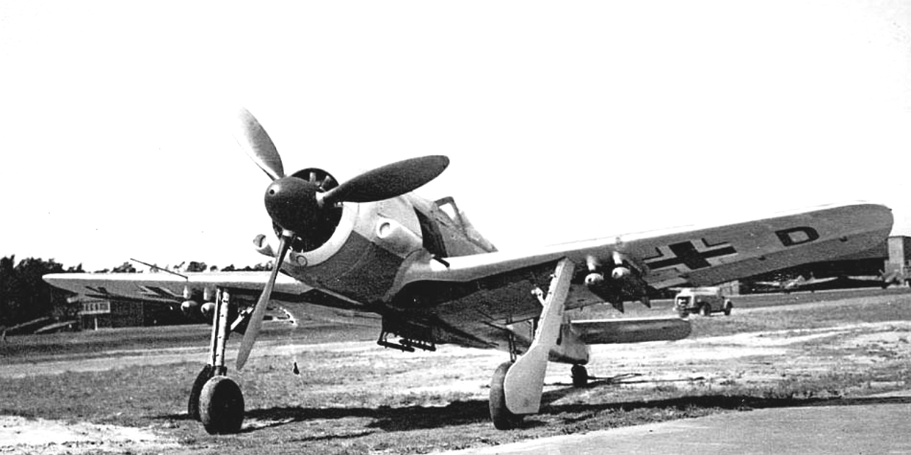 FW190A5U17tp-(KO+MD)-F3R1tp-Prototype-with-Dual-External-Air-Intakes-with-Sand-Filters-For-More-Air-For-Supercharger-&-Rear-Cylinder-Cooling-&-ETC501-Fuselage-Rack-&-Four-ETC50-VIIIb-Faired-Wing-Underwing-Bomb-Racks-12b.jpg (300K)